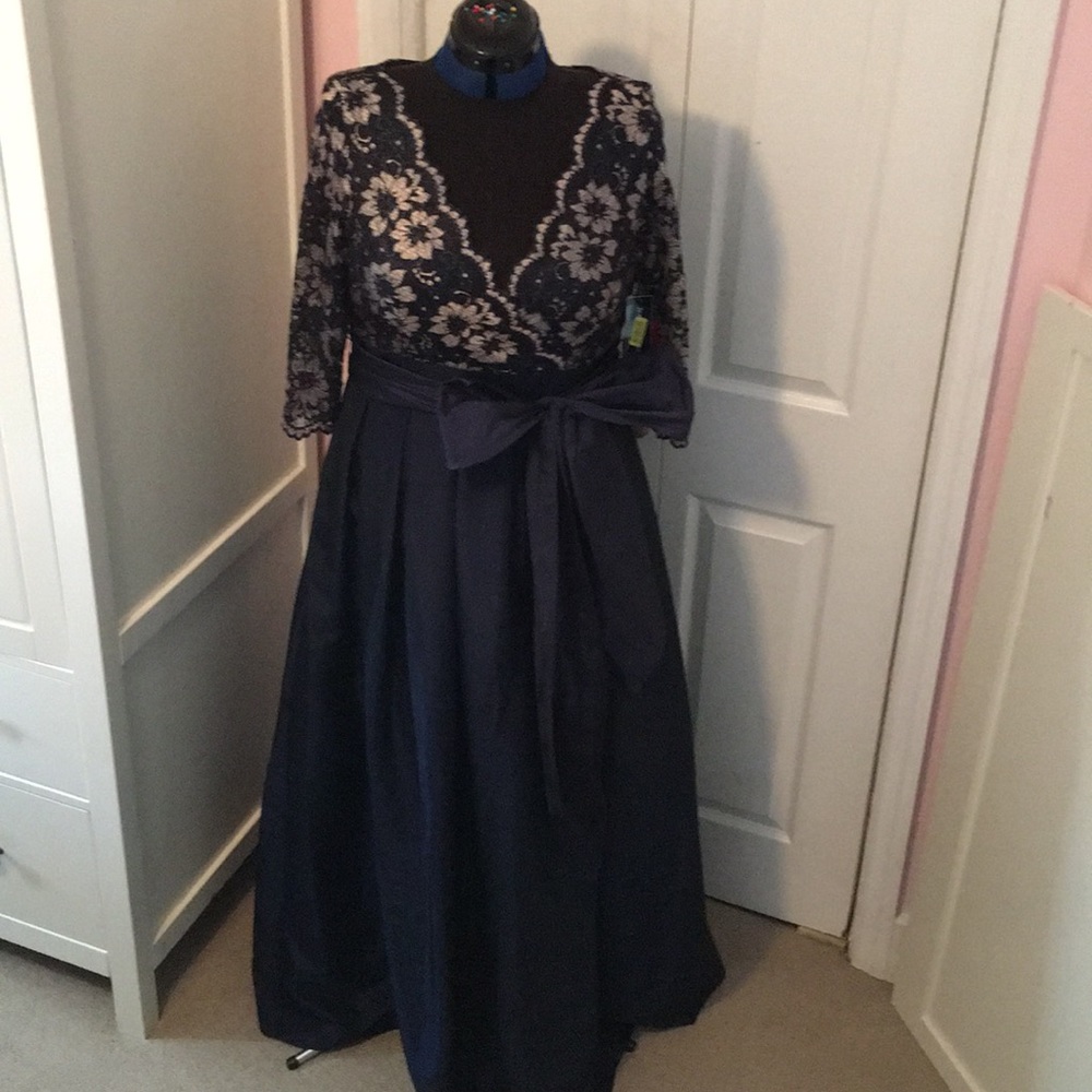 Jessica Howard 12 Floral Lace & Shantung Ball Gown